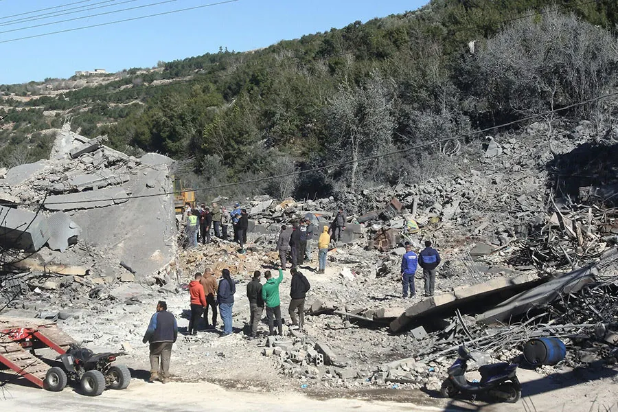 Làng Kafra (phía Nam Lebanon) ngày 29-2 sau một cuộc không kích của Israel. Ảnh: AFP nguy-co-bung-no-chien-tranh-o-bien-gioi-israel-lebanon.jpg