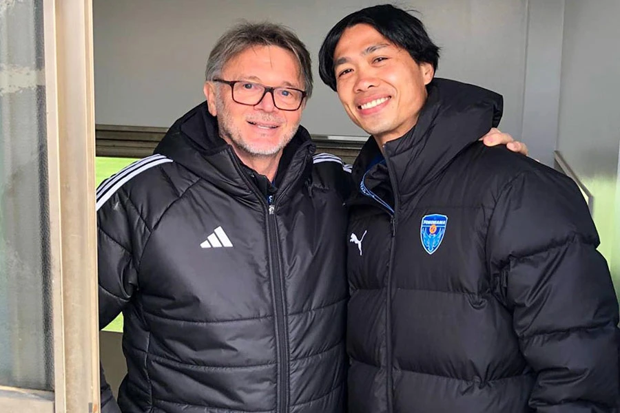 Sức ép lớn cho HLV Troussier và Công Phượng