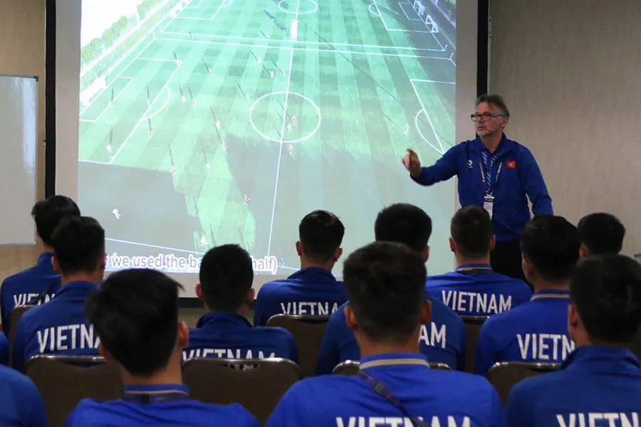 HLV Troussier muốn các học trò chơi thứ bóng đá nào và chiến thuật nào? Ảnh: VFF 15_PL_Thoiluan_Troussier_va_VN_phaithang_740_1h.jpg