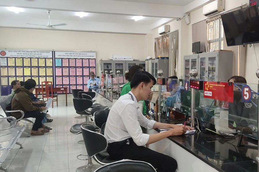 Người dân đến liên hệ làm việc tại UBND phường 5, quận Gò Vấp. Ảnh: NGUYỄN HIỀN có được bổ sung tên cha trong giấy khai sinh
