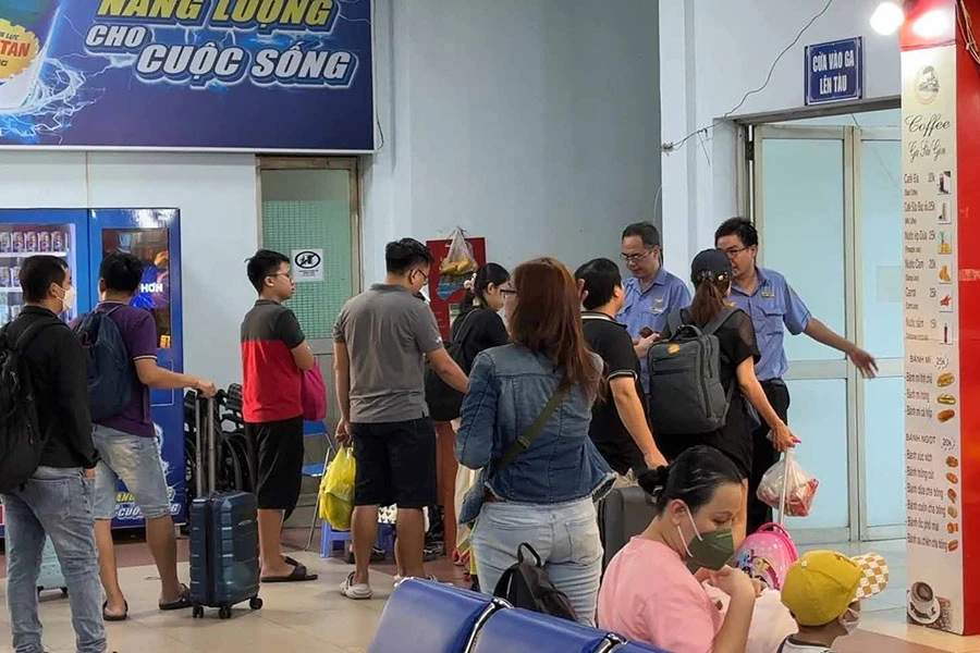 Hành khách vào cổng để lên tàu ở Ga Sài Gòn vào chiều 26-4. Chinh_anh-(11).jpg