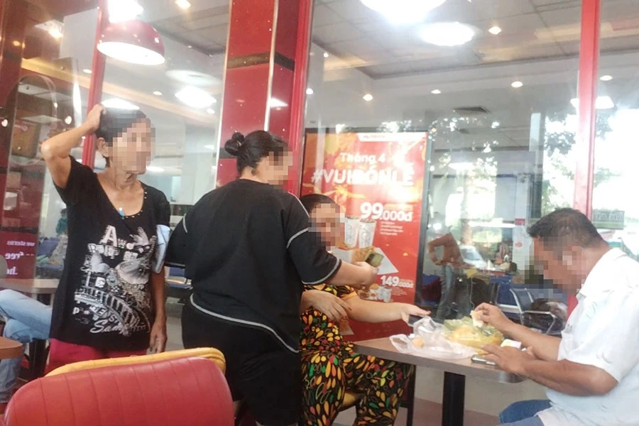 Nhóm bốn cò vé tại Ga Sài Gòn tập trung trong cửa hàng thức ăn nhanh cạnh quầy bán vé. Phu1_Ảnh-(3).jpg