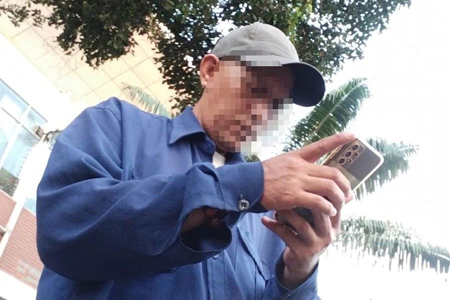 Cò Hiệp điện thoại móc nối với nhân viên đường sắt lấy suất “vé lụi” vào sáng 29-4. Ảnh trong bài: PV Phu4_Ảnh-(6).jpg