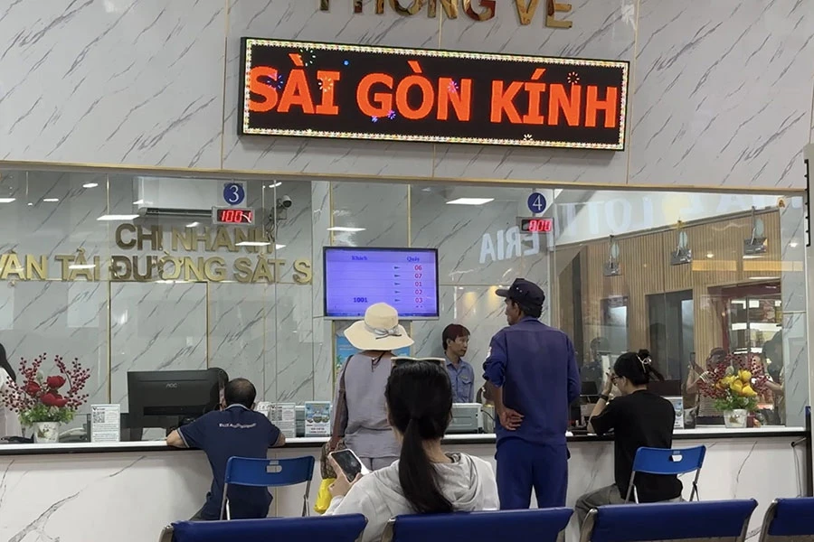 Hành khách đi tàu mua vé ở quầy bán vé tại Ga Sài Gòn và sân ga ngày 14-6 không còn các cò vé. Ảnh trong bài: PV P5_1chinh_cove_cuoi_ttam.jpg