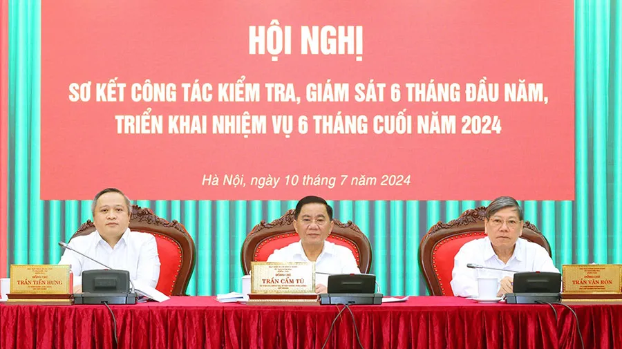 Các lãnh đạo của Ủy ban Kiểm tra Trung ương điều hành hội nghị. Ảnh: TTXVN UBKT Trung ương sẽ vào cuộc các dự án của Tập đoàn Phúc Sơn, Thuận An