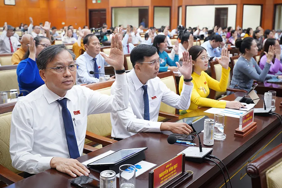 Ngày 17-7, HĐND TP.HCM bế mạc kỳ họp thứ 17, khóa X, nhiệm kỳ 2021-2026. Trong ảnh: Các đại biểu biểu quyết thông qua các nội dung chương trình. Ảnh: THUẬN VĂN TP.HCM tăng tốc để đảm bảo mục tiêu tăng trưởng 7,5%-8% năm 2024