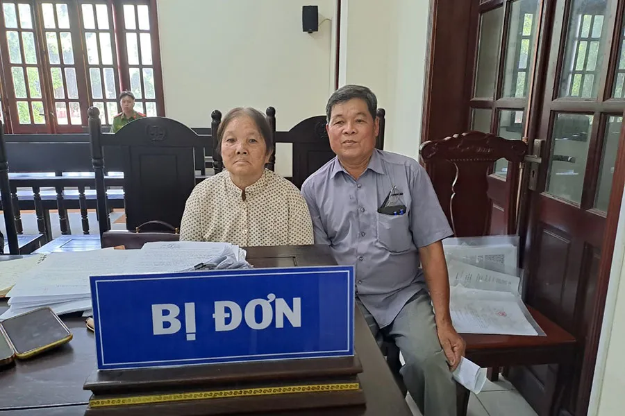 Bà Nguyễn Thị Bạch Yến và ông Võ Văn Rỡ tại phiên tòa phúc thẩm ngày 24-6. Ảnh: ĐÔNG HÀ ba-Bach-Yen-va-ong-Ro.jpg