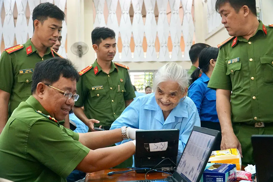 Những người yếu thế, nhân khẩu đặc biệt vui mừng khi được cán bộ công an hỗ trợ làm thẻ căn cước. Ảnh: HUỲNH THƠ Hinh_2-P23.jpg