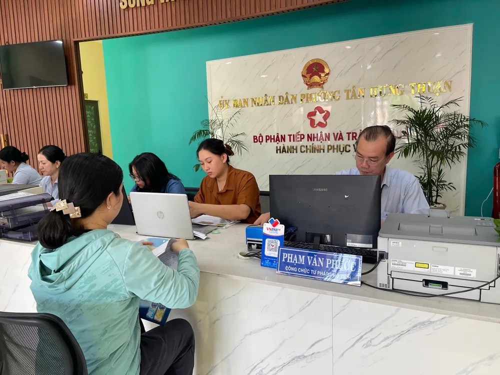 Người dân làm thủ tục hành chính tại UBND phường Tân Hưng Thuận, quận 12. Ảnh: TRẦN MINH P2-3 them.jpg