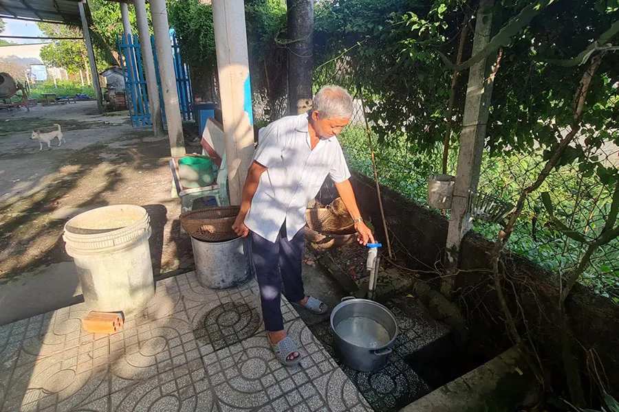 Nguồn nước của người dân bị ảnh hưởng từ bãi chôn lấp rác. Ảnh: NC 28-p9-bai-viethoa-h1.jpg