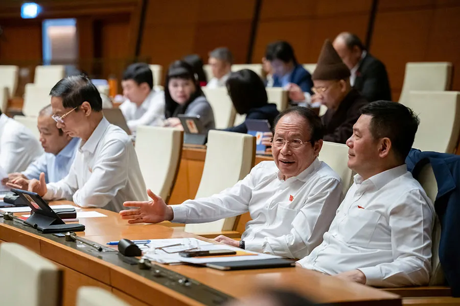 Các đại biểu tham dự phiên thảo luận tại hội trường về tình hình kinh tế - xã hội ngày 4-11. Ảnh: PHẠM THẮNG