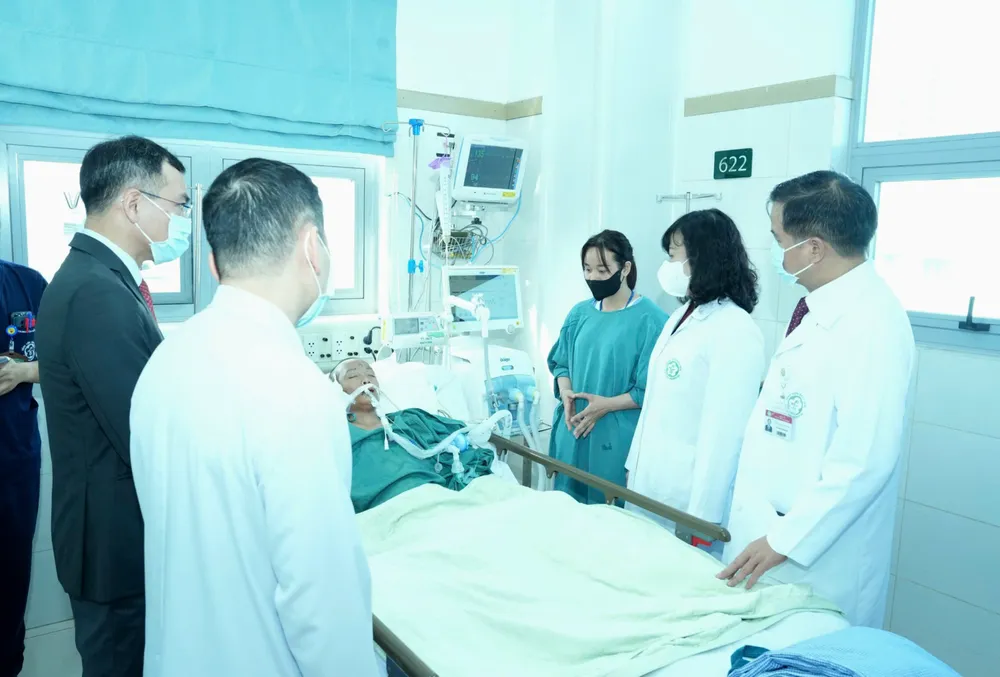 Trước đó, Bộ trưởng Đào Hồng Lan hai lần đến thăm cháu Thảo Ngọc trong thời gian điều trị tại BV Bạch Mai. Ảnh: BỆNH VIỆN BẠCH MAI p2+3-dao-hong-lan.png