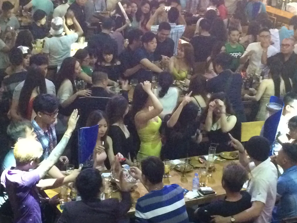 Đột kích 'vũ trường' lộ thiên ở trung tâm Sài Gòn ảnh 1