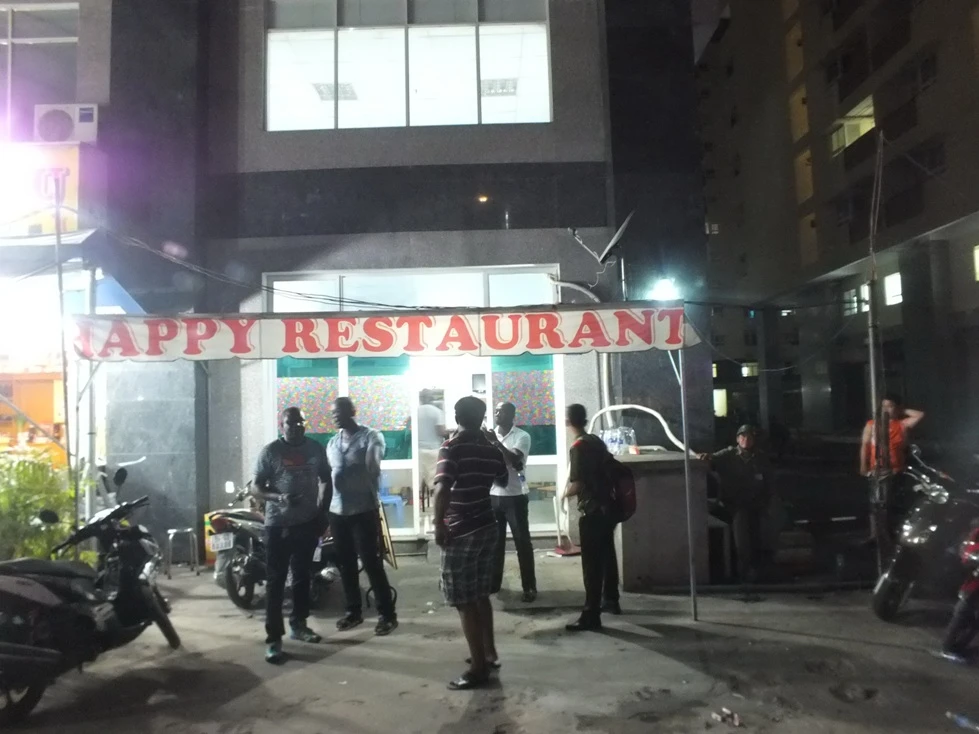 Cảnh sát bố ráp hàng trăm thanh niên gốc Phi ở Sài Gòn ảnh 2