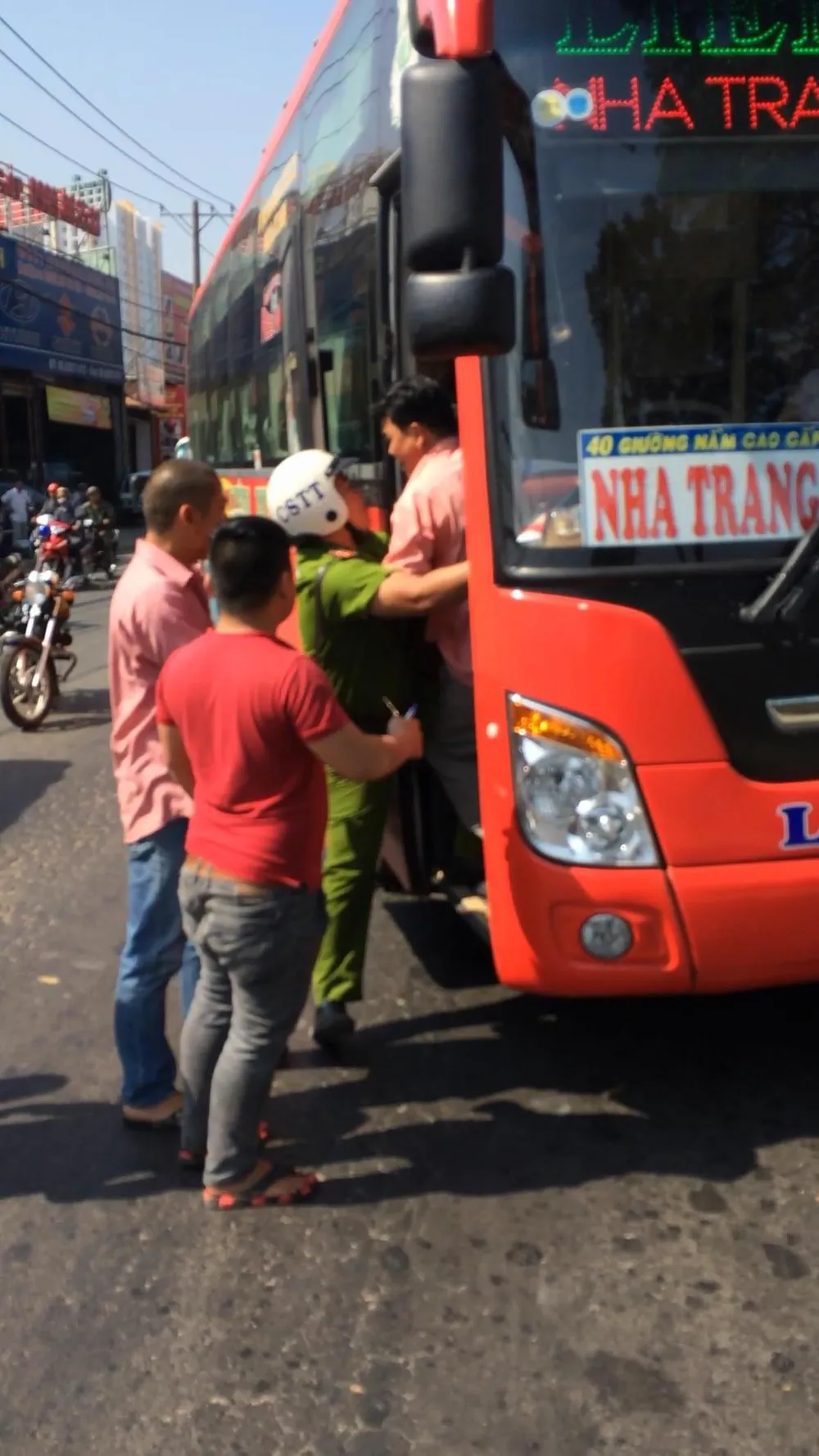 Cảnh sát bắn chỉ thiên chặn xe khách vi phạm ảnh 1