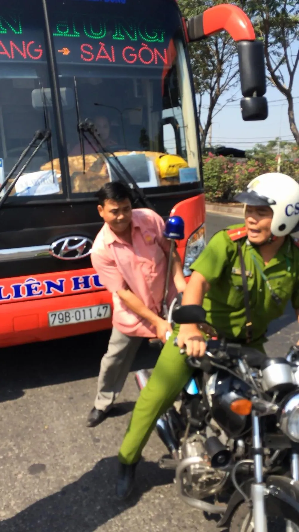 Cảnh sát bắn chỉ thiên chặn xe khách vi phạm ảnh 2