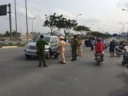 Hơn 30 mô tô cảnh sát truy đuổi 'xe điên' náo loạn sài Gòn ảnh 3 Hơn 30 mô tô cảnh sát truy đuổi 'xe điên' náo loạn sài Gòn ảnh 3