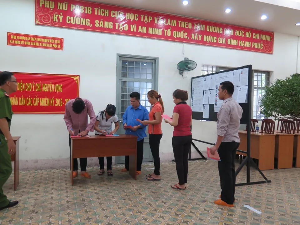 Lần đầu tiên 2.000 can phạm trại Chí Hòa xúc động đi bầu cử ảnh 6 Lần đầu tiên 2.000 can phạm trại Chí Hòa xúc động đi bầu cử ảnh 6