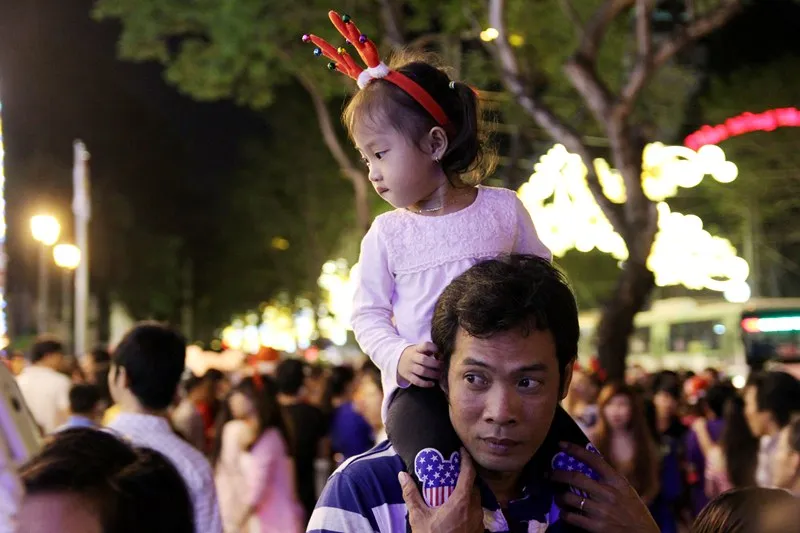 Dòng người ùn ùn đổ về trung tâm TP đón Giáng sinh ảnh 8 Dòng người ùn ùn đổ về trung tâm TP đón Giáng sinh ảnh 8