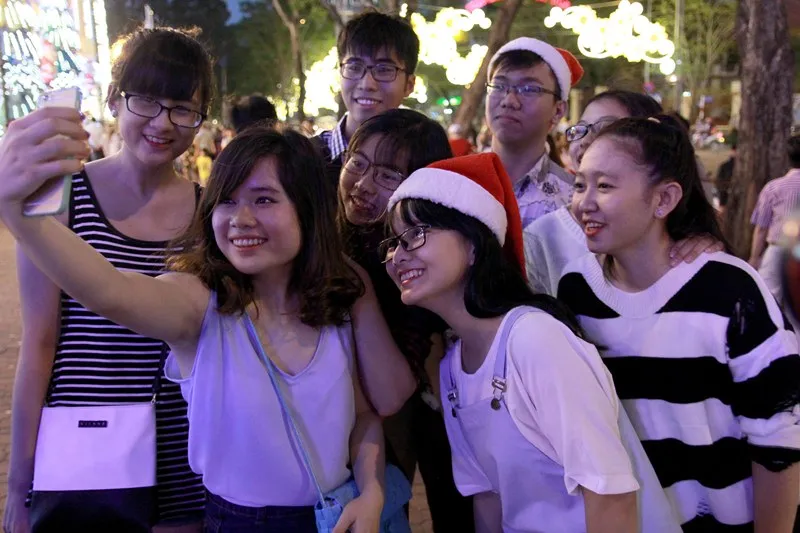 Dòng người ùn ùn đổ về trung tâm TP đón Giáng sinh ảnh 10 Dòng người ùn ùn đổ về trung tâm TP đón Giáng sinh ảnh 10