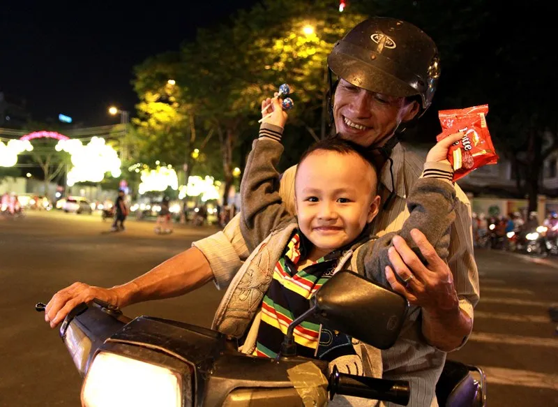 Dòng người ùn ùn đổ về trung tâm TP đón Giáng sinh ảnh 11 Dòng người ùn ùn đổ về trung tâm TP đón Giáng sinh ảnh 11