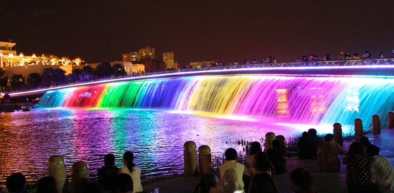 Phố Sài Gòn rực rỡ đèn hoa đón mùa xuân mới ảnh 13