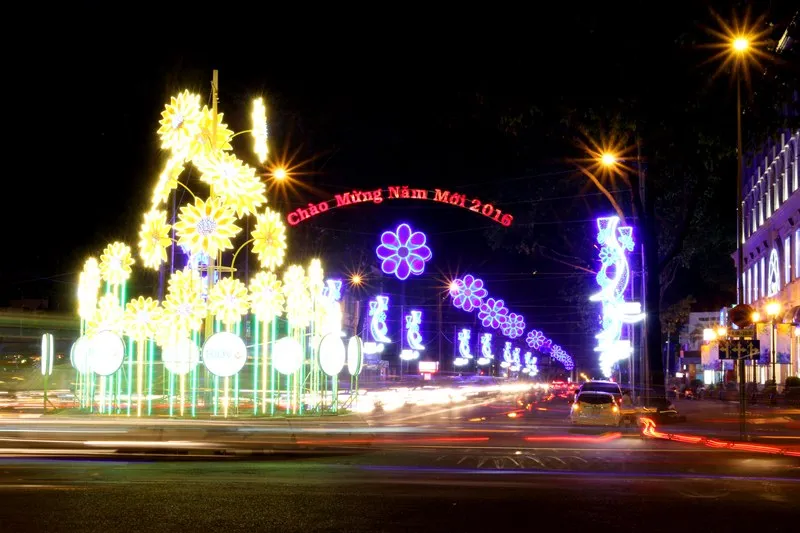 Phố Sài Gòn rực rỡ đèn hoa đón mùa xuân mới ảnh 4