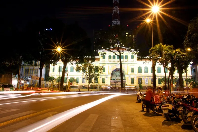 Phố Sài Gòn rực rỡ đèn hoa đón mùa xuân mới ảnh 12