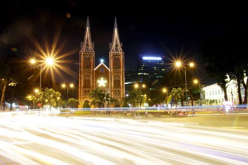 Phố Sài Gòn rực rỡ đèn hoa đón mùa xuân mới ảnh 11