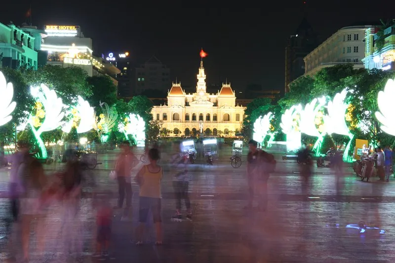 Phố Sài Gòn rực rỡ đèn hoa đón mùa xuân mới ảnh 10