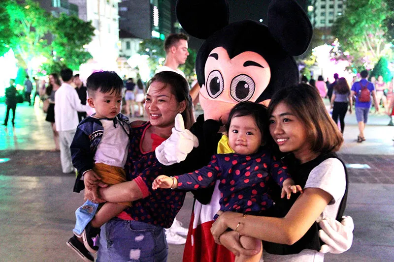 Tôi đã thấy thỏ hồng, vịt vàng, khỉ nâu trên phố Nguyễn Huệ ảnh 9 Tôi đã thấy thỏ hồng, vịt vàng, khỉ nâu trên phố Nguyễn Huệ ảnh 9