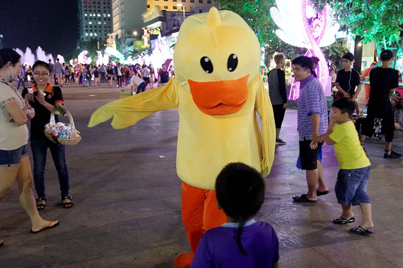 Tôi đã thấy thỏ hồng, vịt vàng, khỉ nâu trên phố Nguyễn Huệ ảnh 11 Tôi đã thấy thỏ hồng, vịt vàng, khỉ nâu trên phố Nguyễn Huệ ảnh 11