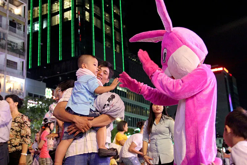 Tôi đã thấy thỏ hồng, vịt vàng, khỉ nâu trên phố Nguyễn Huệ ảnh 2 Tôi đã thấy thỏ hồng, vịt vàng, khỉ nâu trên phố Nguyễn Huệ ảnh 2