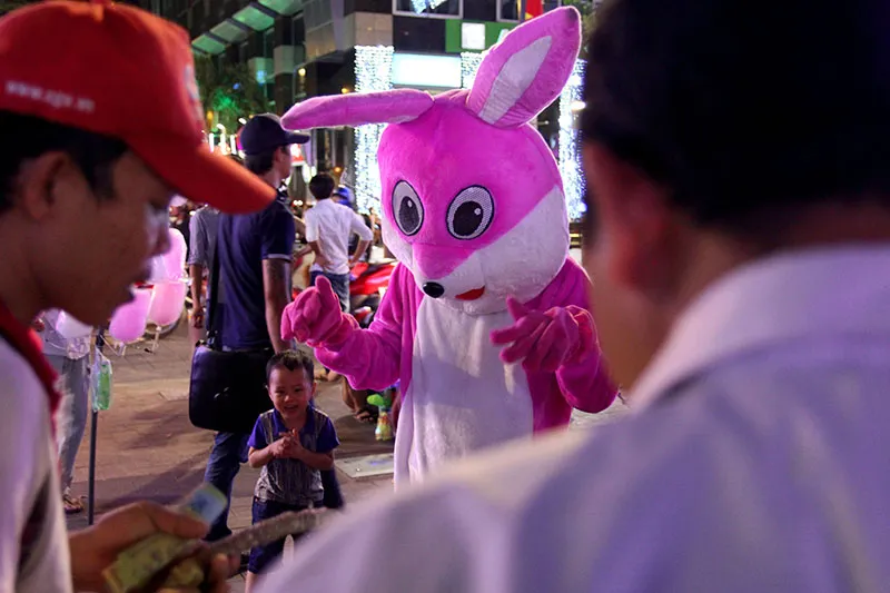 Tôi đã thấy thỏ hồng, vịt vàng, khỉ nâu trên phố Nguyễn Huệ ảnh 5 Tôi đã thấy thỏ hồng, vịt vàng, khỉ nâu trên phố Nguyễn Huệ ảnh 5