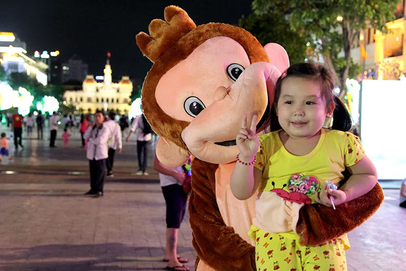 Tôi đã thấy thỏ hồng, vịt vàng, khỉ nâu trên phố Nguyễn Huệ ảnh 7 Tôi đã thấy thỏ hồng, vịt vàng, khỉ nâu trên phố Nguyễn Huệ ảnh 7