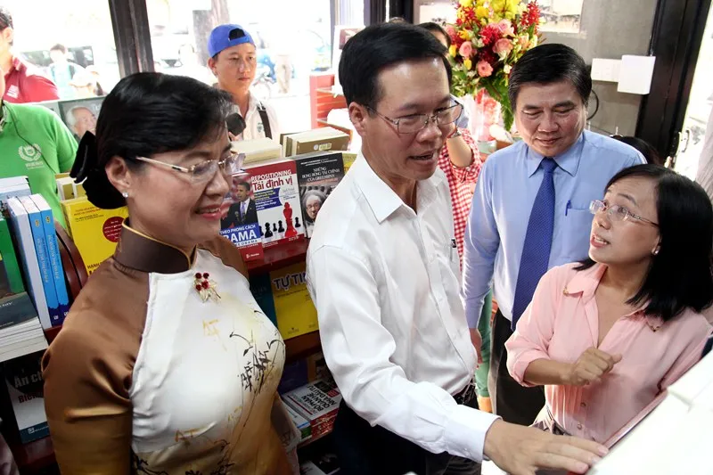 TP.HCM: Đông đảo người dân tham quan đường sách trong ngày khánh thành ảnh 4