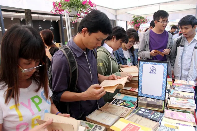 TP.HCM: Đông đảo người dân tham quan đường sách trong ngày khánh thành ảnh 6