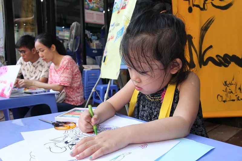 TP.HCM: Đông đảo người dân tham quan đường sách trong ngày khánh thành ảnh 8