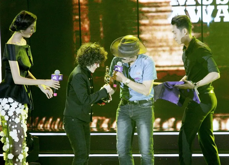  Ca sĩ 'Vì tôi còn sống' thắng lớn tại Zing Music Awards 2015 ảnh 2