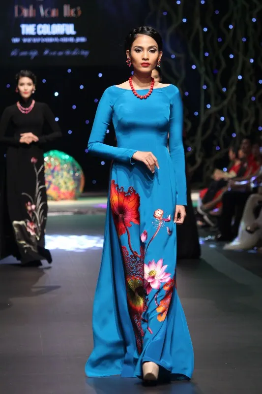 640 triệu đồng mua hai chiếc áo dài của NTK Đinh Văn Thơ ảnh 16