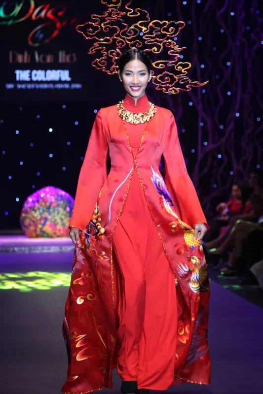 640 triệu đồng mua hai chiếc áo dài của NTK Đinh Văn Thơ ảnh 8