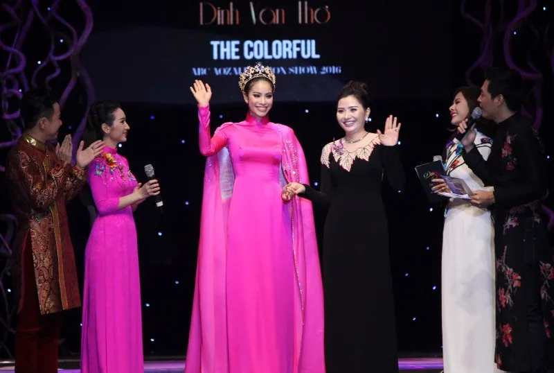 640 triệu đồng mua hai chiếc áo dài của NTK Đinh Văn Thơ ảnh 4