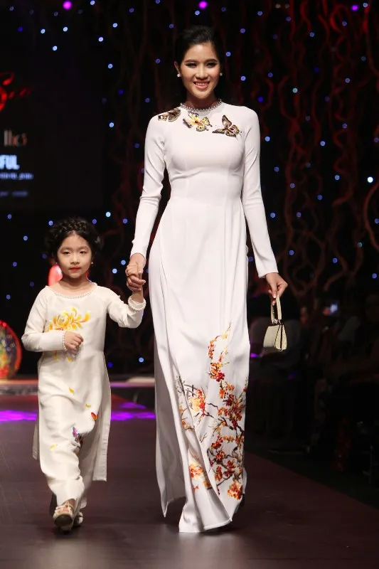 640 triệu đồng mua hai chiếc áo dài của NTK Đinh Văn Thơ ảnh 15