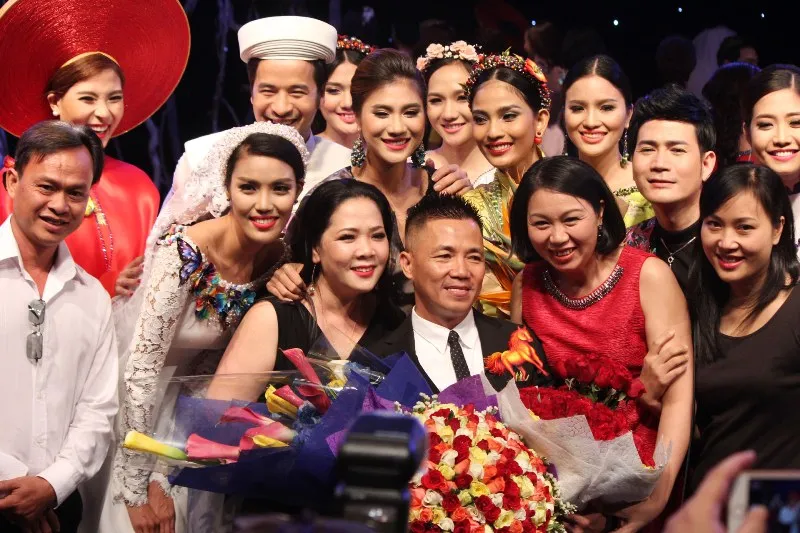 640 triệu đồng mua hai chiếc áo dài của NTK Đinh Văn Thơ ảnh 19