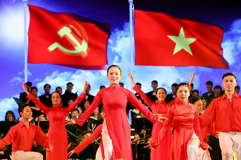 Ông Nguyễn Hoàng Năng chúc mừng ủy viên Bộ Chính trị trẻ nhất ảnh 3