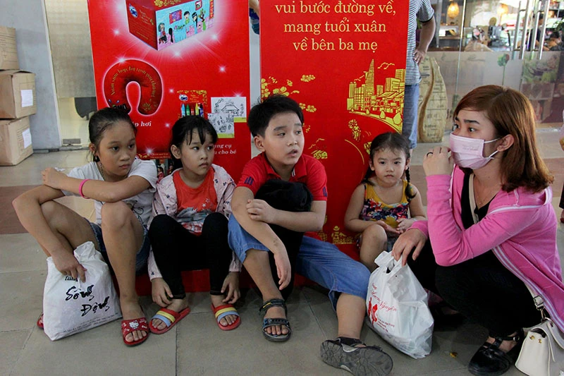 Hàng ngàn người đợi tàu về tết ở ga Sài Gòn ảnh 8