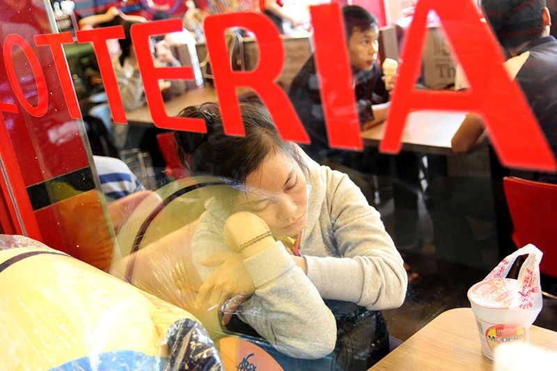 Hàng ngàn người đợi tàu về tết ở ga Sài Gòn ảnh 9