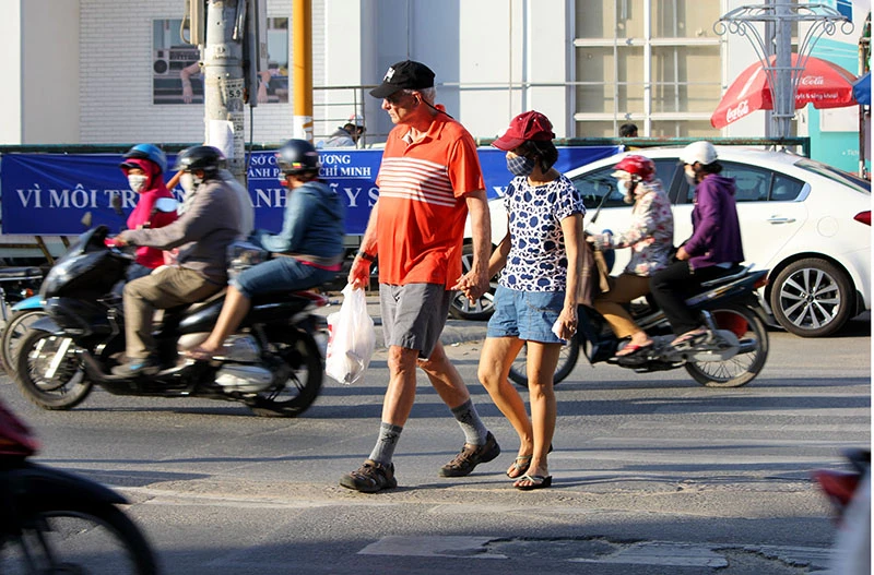 Hà Nội phạt người đi bộ, Sài Gòn có cầu bộ hành dân không đi ảnh 6 Hà Nội phạt người đi bộ, Sài Gòn có cầu bộ hành dân không đi ảnh 6