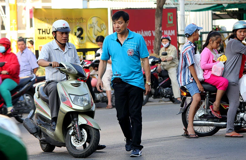 Hà Nội phạt người đi bộ, Sài Gòn có cầu bộ hành dân không đi ảnh 7 Hà Nội phạt người đi bộ, Sài Gòn có cầu bộ hành dân không đi ảnh 7