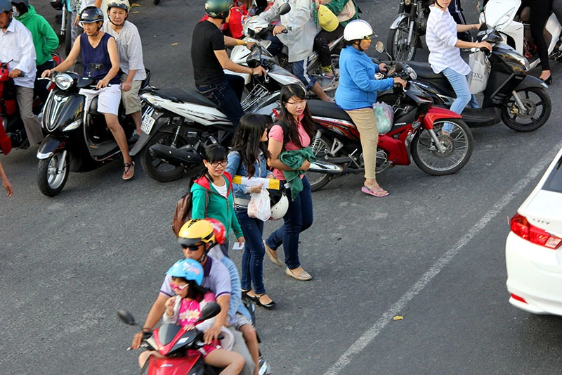 Hà Nội phạt người đi bộ, Sài Gòn có cầu bộ hành dân không đi ảnh 4 Hà Nội phạt người đi bộ, Sài Gòn có cầu bộ hành dân không đi ảnh 4